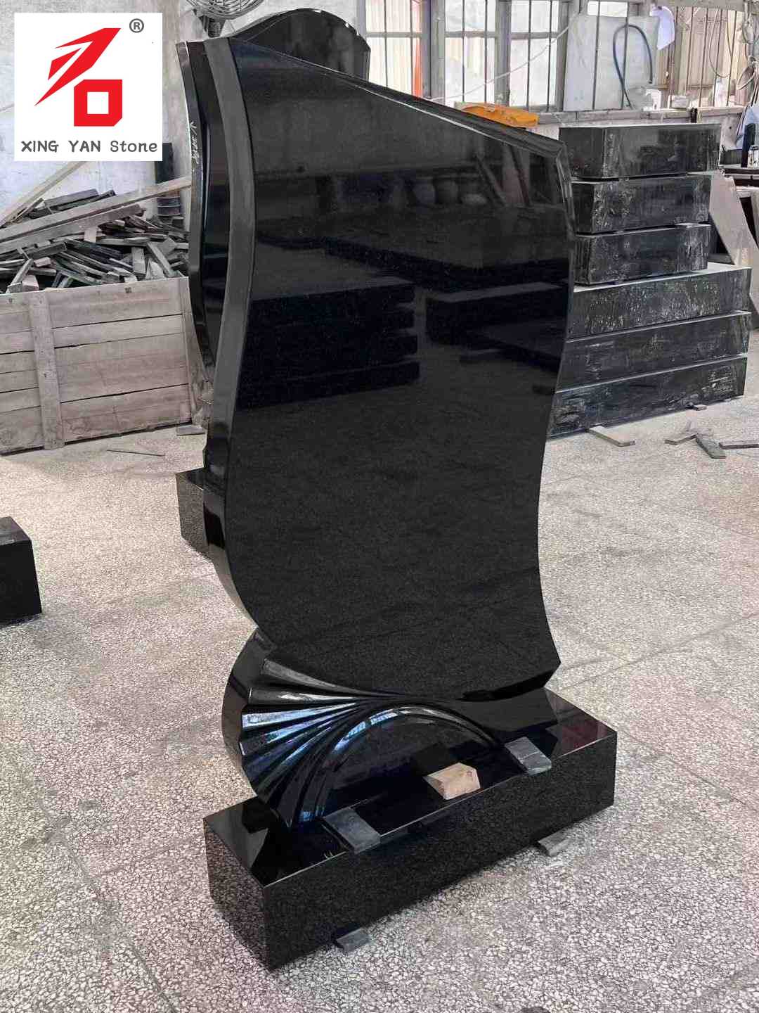 Художній надгробок чорної форми