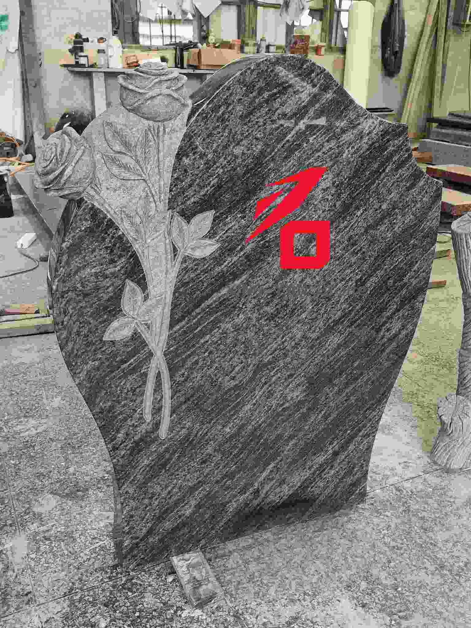 Меморіальний пам'ятник Троянда у формі серця