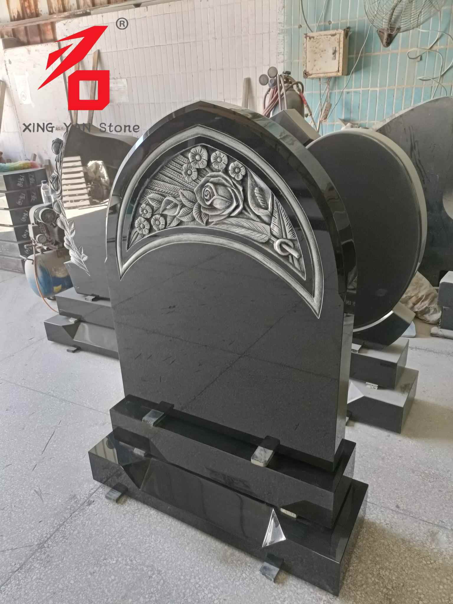 Надгробок із різьбою з троянди, арочний надгробок з чорного граніту