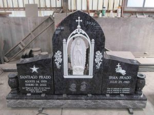 Релігійний надгробний камінь Сінґяна з індивідуального стилю в західному стилі